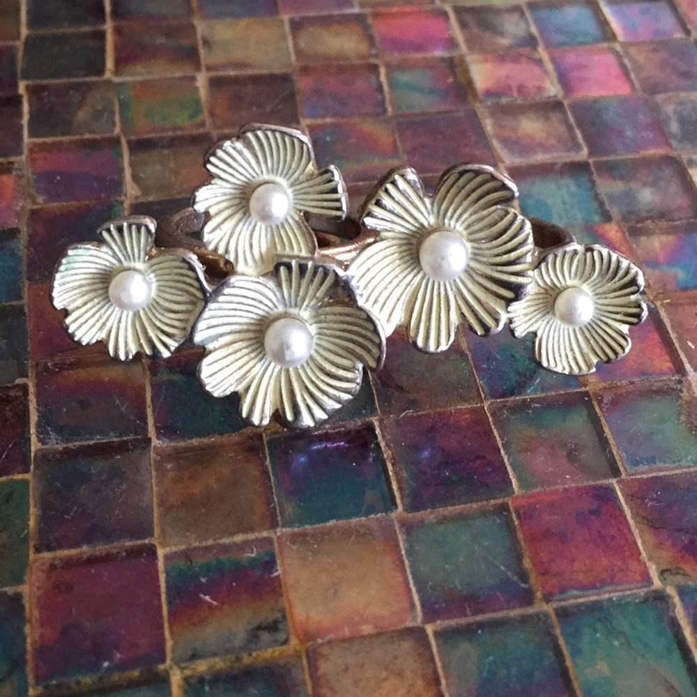 Women’s Double Finger Floral Design Ring